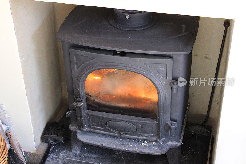燃烧木材的火炉壁炉/火的形象，关上门，玻璃隔热窗